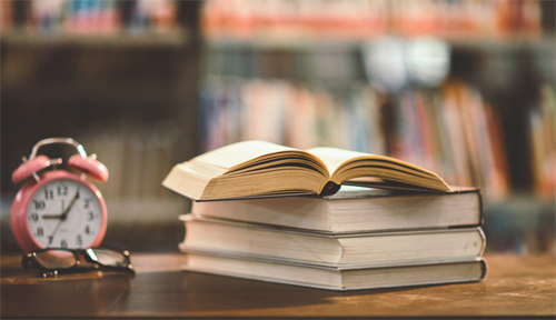 雅思听力选择题破局指南：四大策略助你精准避坑